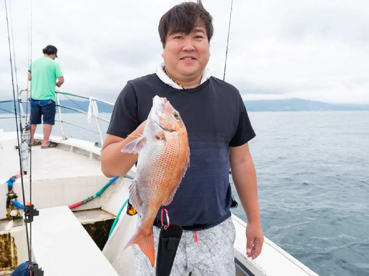 ガシラの次は“本命”ゲットの齋藤さん。40cmクラスの綺麗なマダイ！