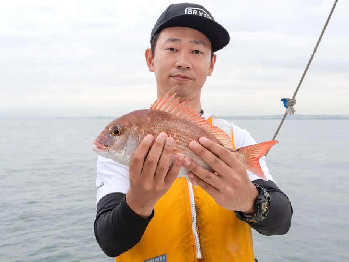 右舷トモ（船尾）の秋村さんもマダイゲット！