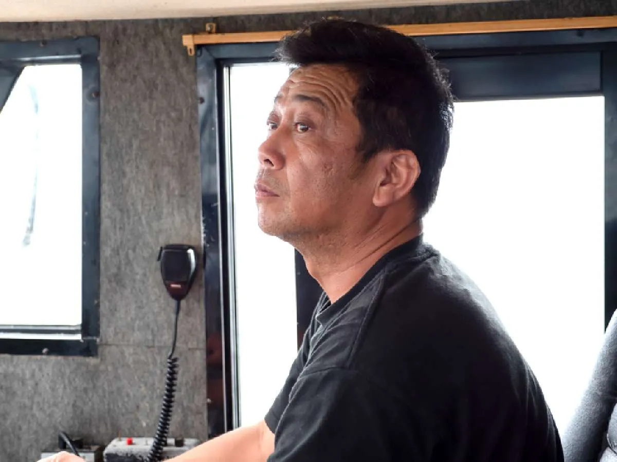 潮を読み、情報収拾に余念が無い魚谷吉伸船長