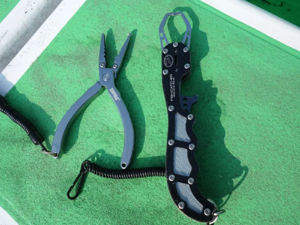 魚外し用にプライヤーとフィッシュグリップを用意しよう
