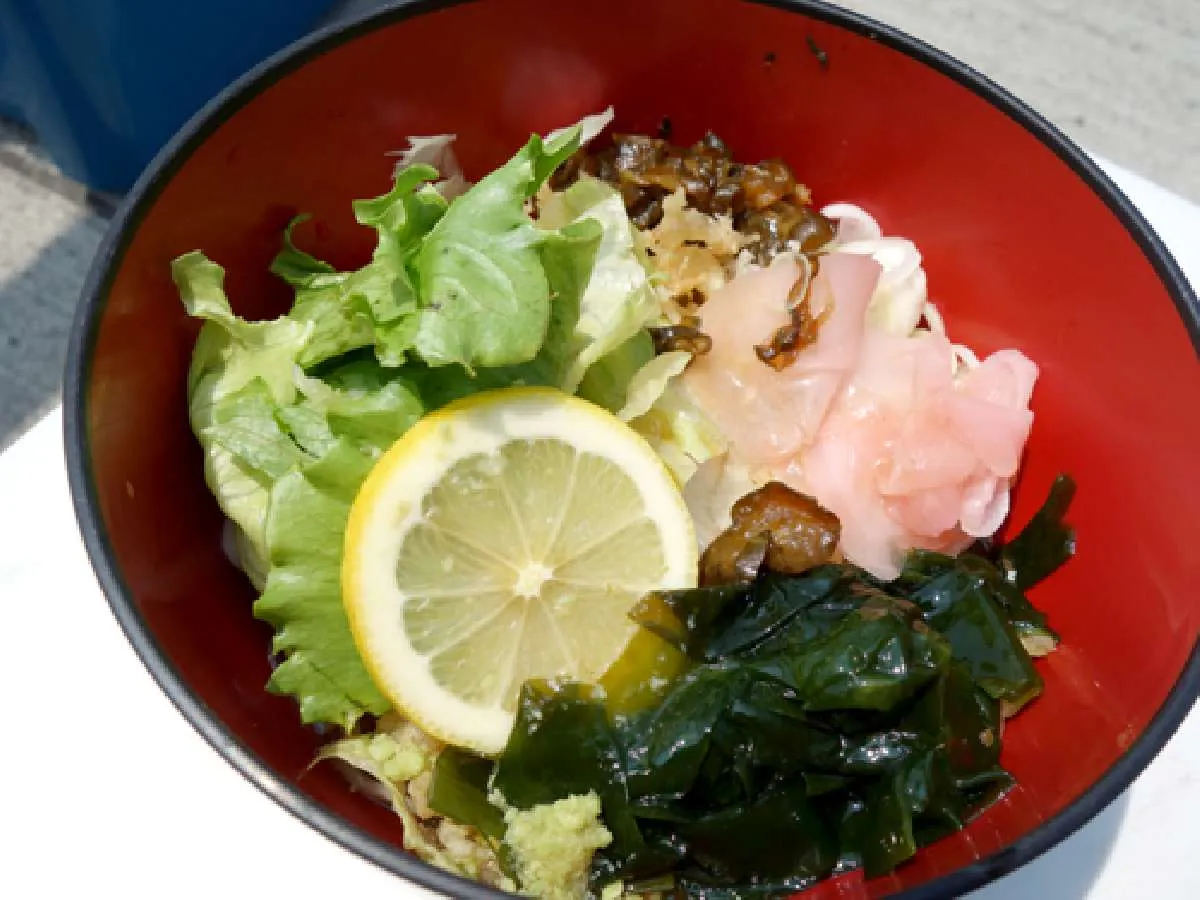 昼食は、そばかうどんか選べる