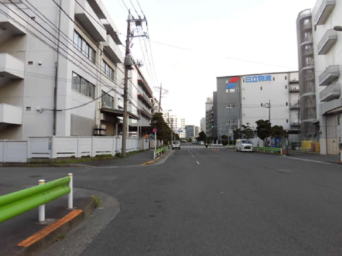 日立物流を目印に信号手前を左に入る