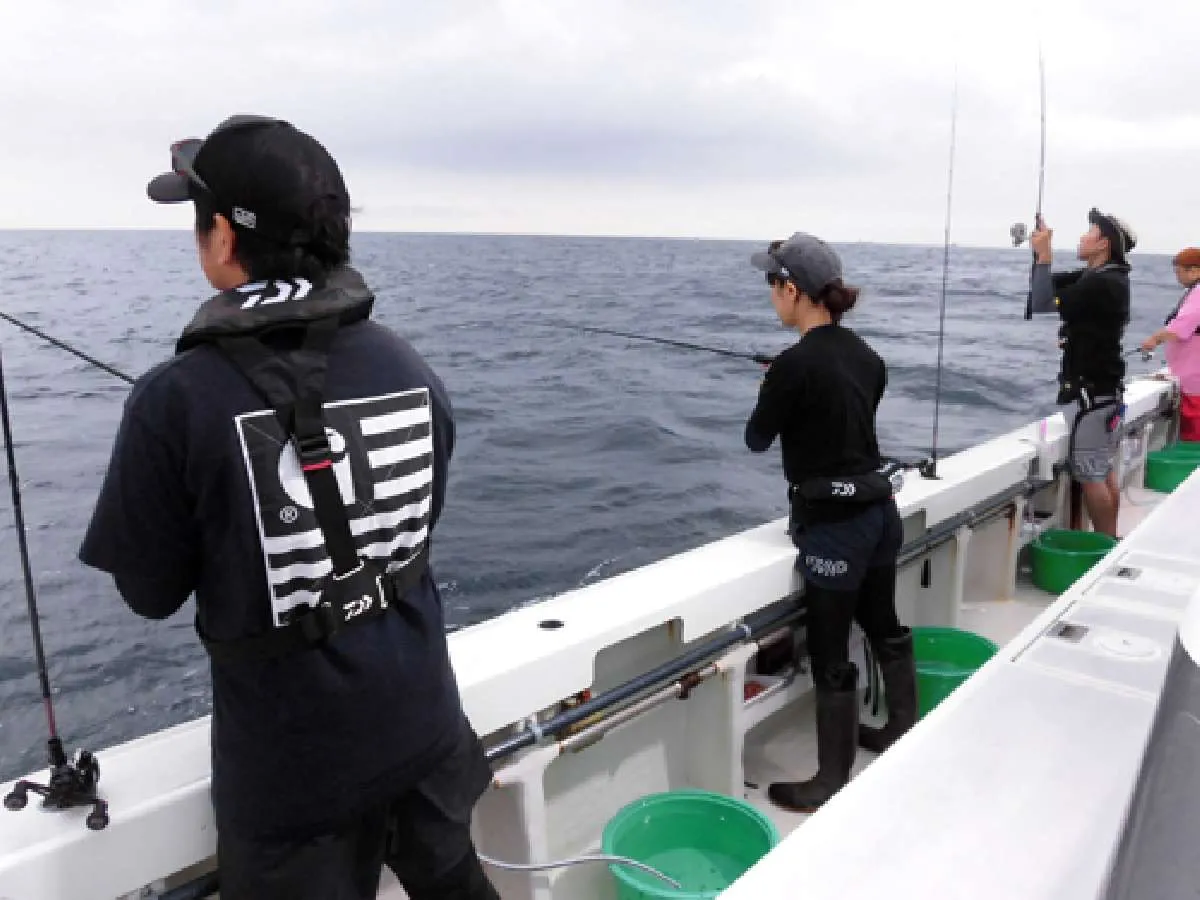 大型船で快適な釣りが楽しめる