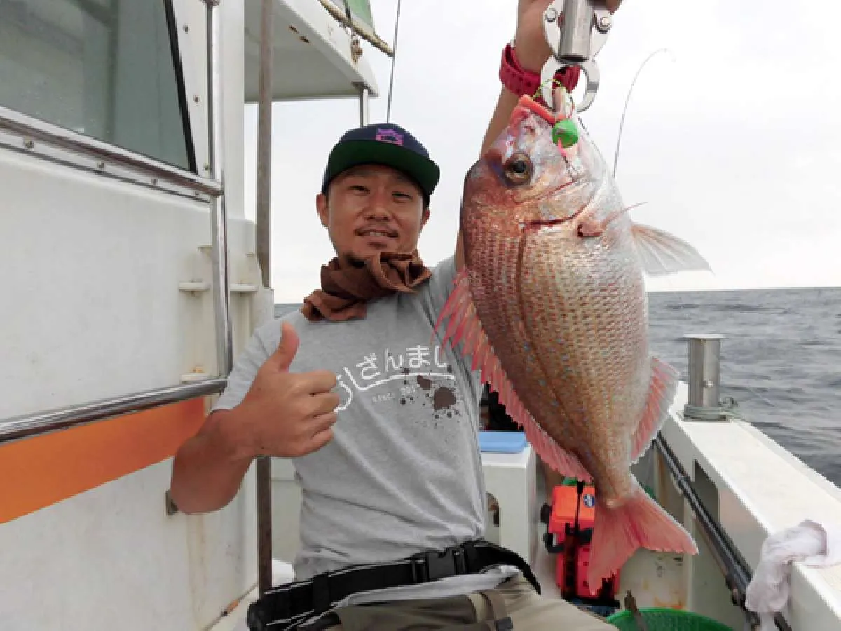 右舷トモ2番の長谷川さんの40cm超のハナダイ