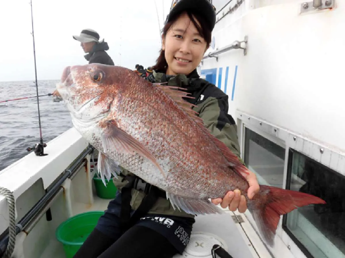 この日絶好調の佐藤麻未さんが釣った2匹目のマダイ、3.5kg！
