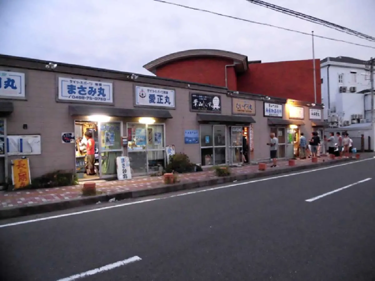 あぶずり港の船宿、中央に『たいぞう丸』