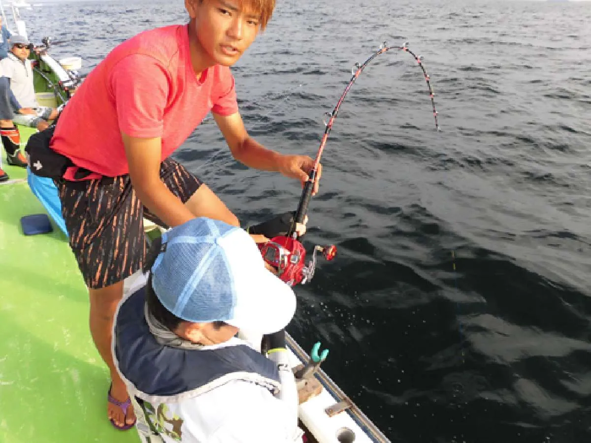 体勢を立て直した福田さん、一同が見守る