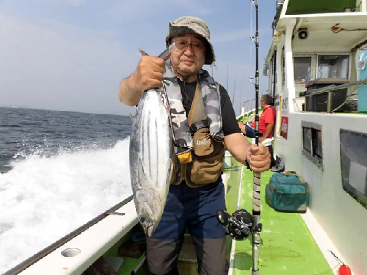 貸竿で人生初の本ガツオを手にした谷中さん