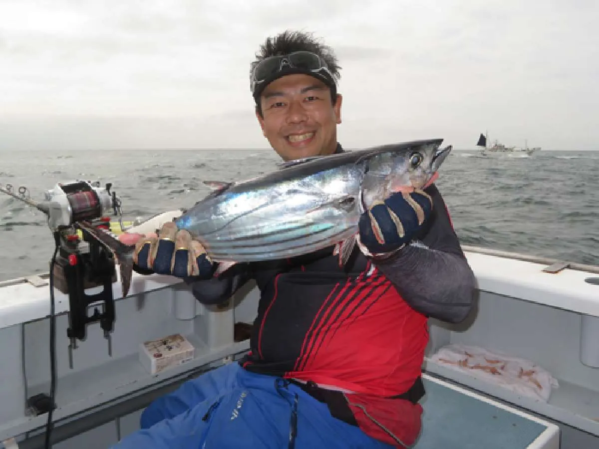 釣具店店長の高木さん。色々な仕掛けを試していた