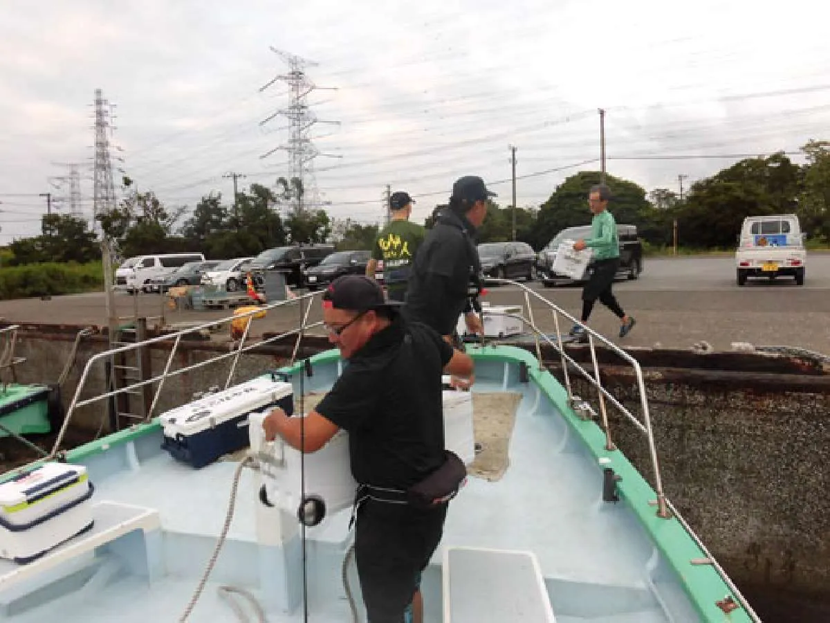 船にはまず手荷物のみで乗り込み、クーラーは後から手渡しで