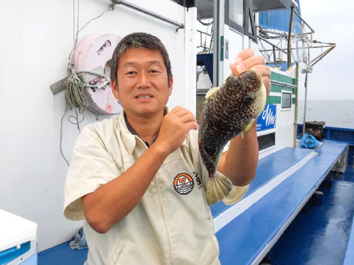 電動リールで安定した釣りを展開していた富田さん