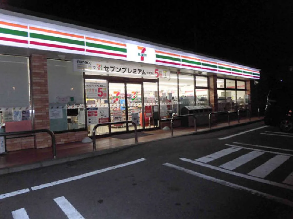 漁港入口交差点にコンビニがあって便利