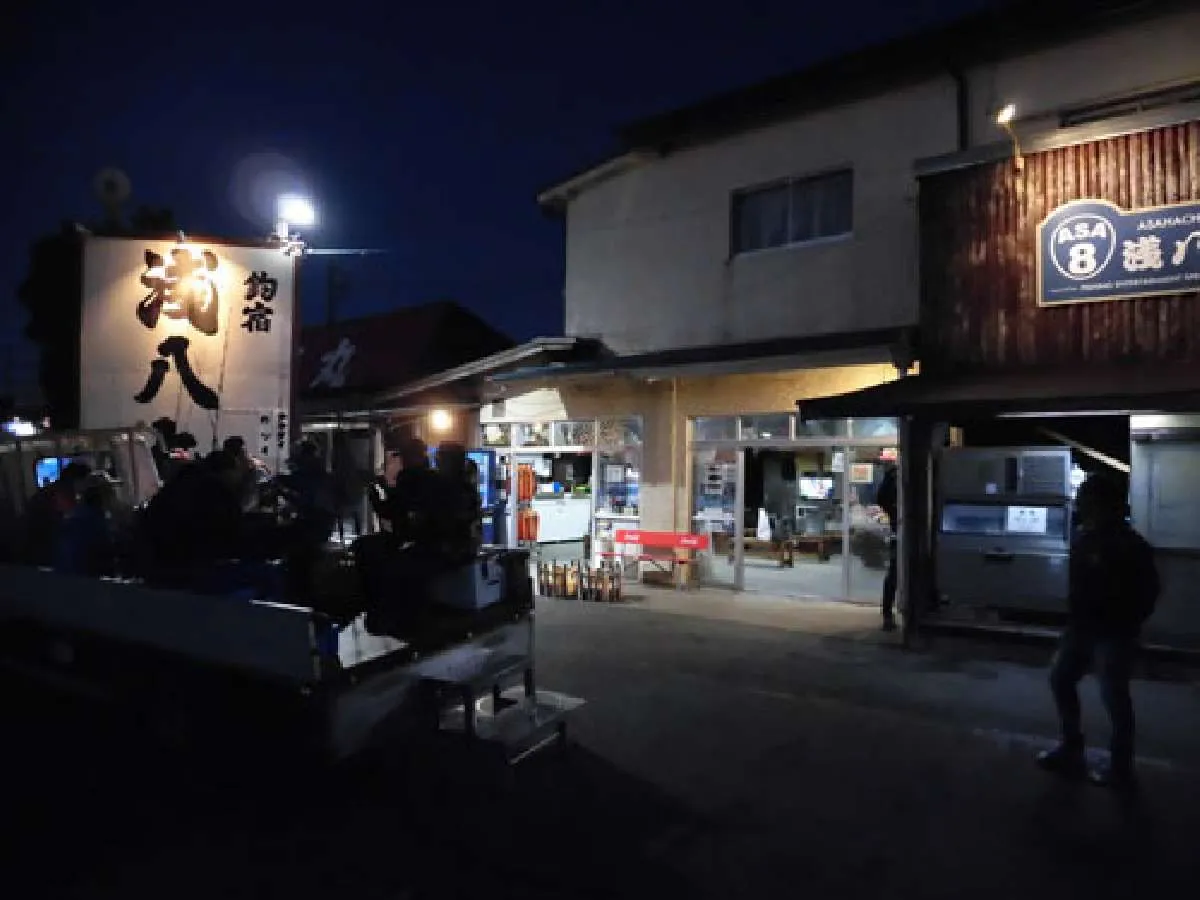 巨大な『浅八丸』の看板が目印