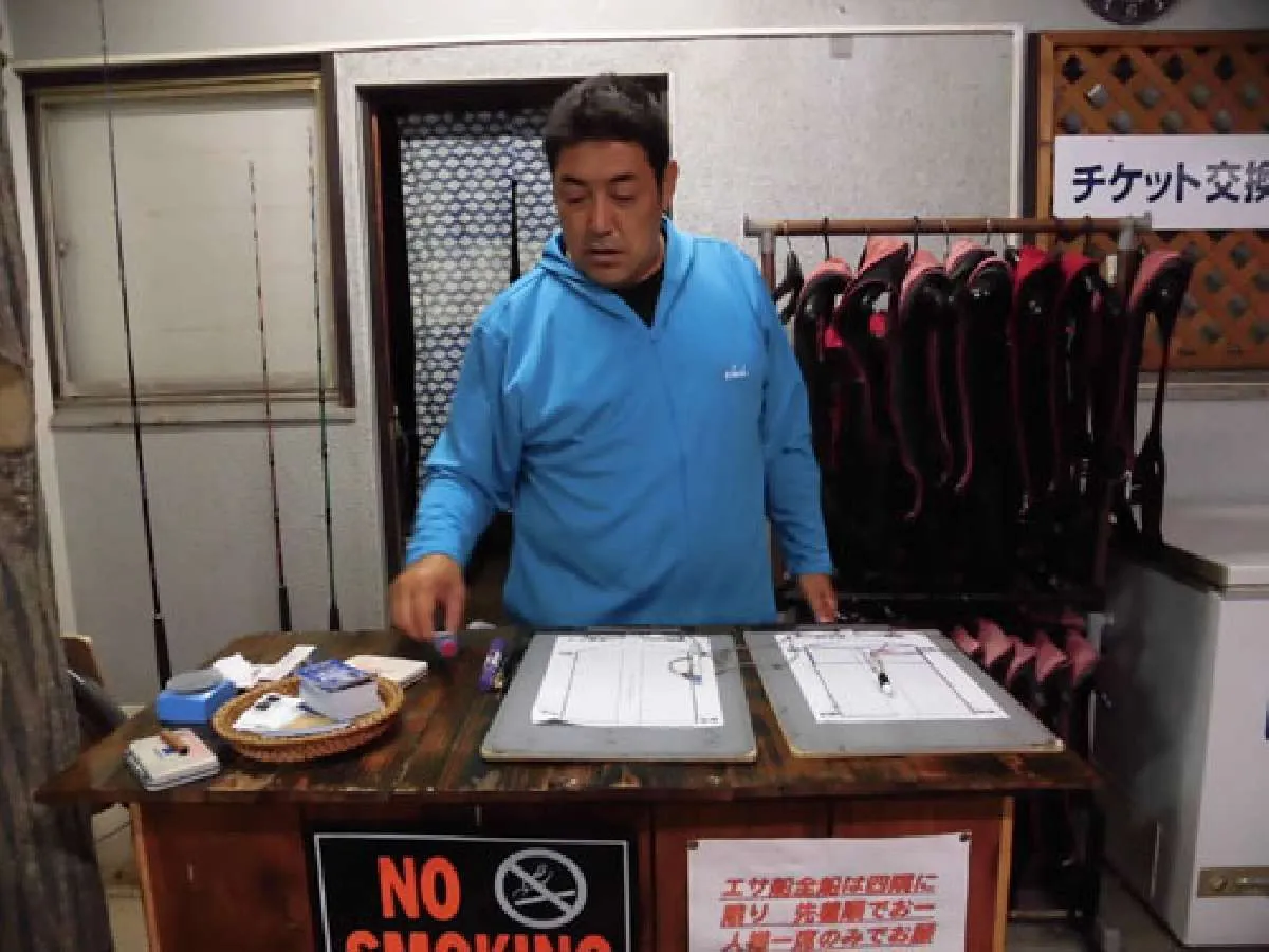 受け付けで乗船名簿を記入