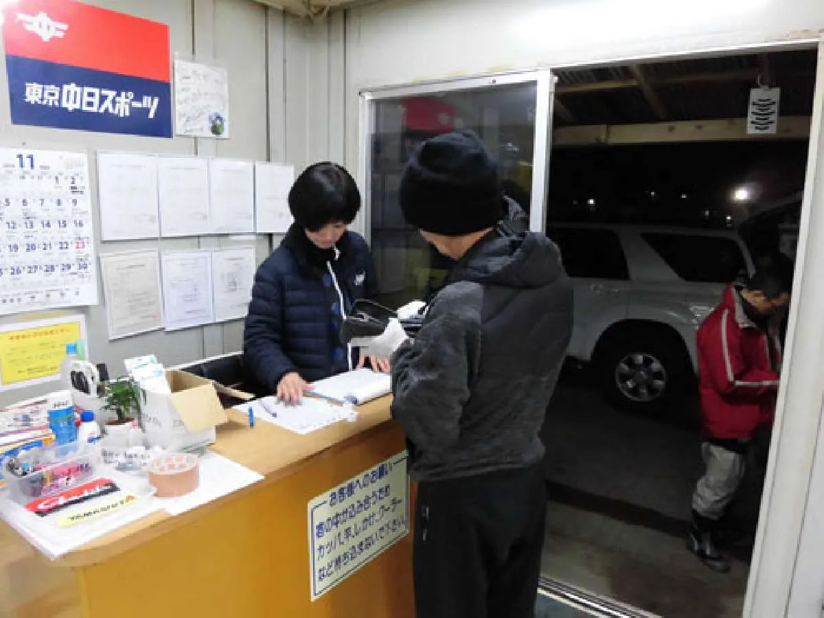 受付カウンターで名簿の記入と支払い