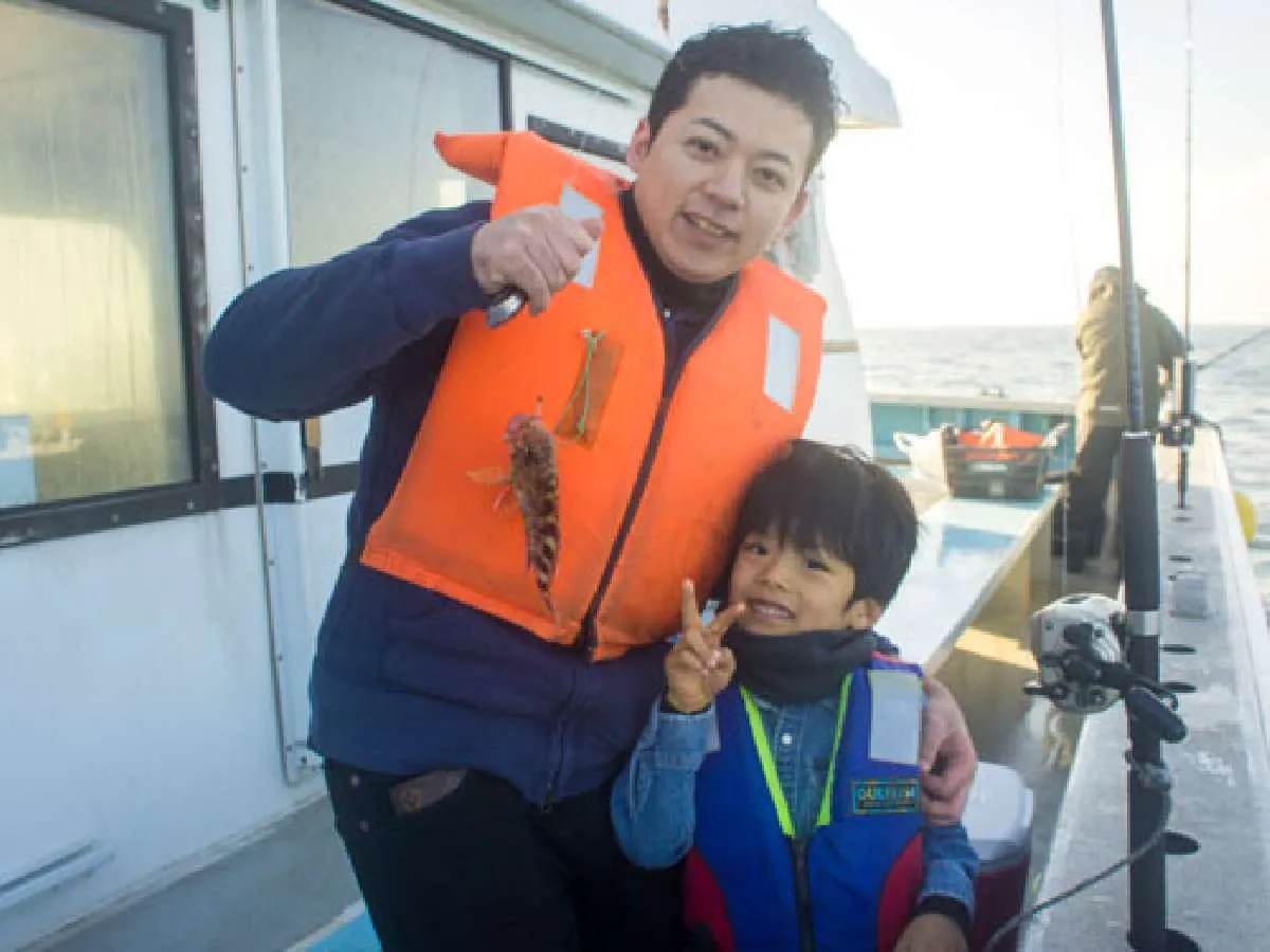 カサゴを釣って嬉しそう