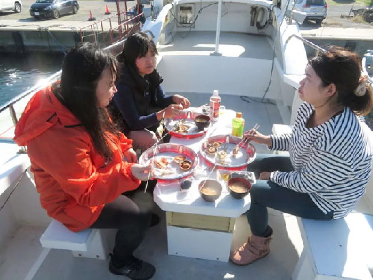 船内で焼いてくれて船上デッキでBBQが楽しめる