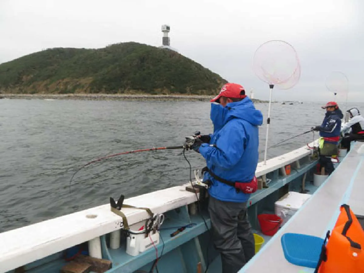 伊勢湾海上交通センター（右）、伊良湖岬灯台（左）を見ながら浅い水深でチャレンジ