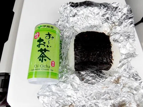 おにぎりとお茶のサービス