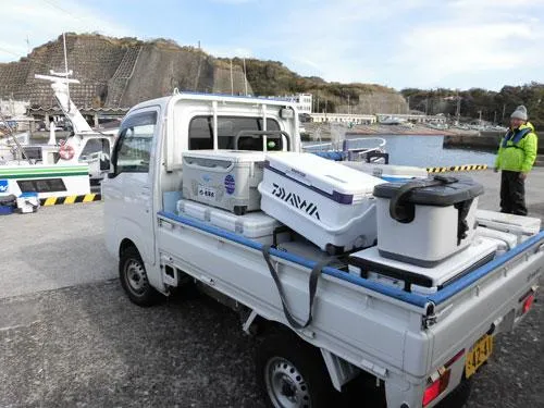 帰港後荷物は軽トラで駐車場まで運んでくれる