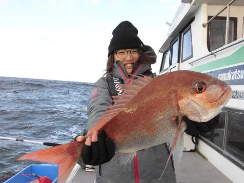 見事大きなマダイを釣り上げた