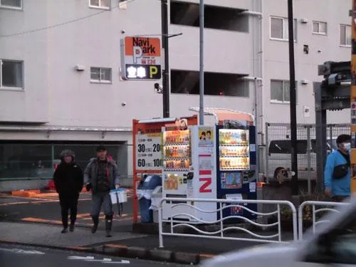駐車場所はスタッフが案内してくれる 