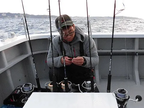 釣り場へ向かいながら釣り準備 