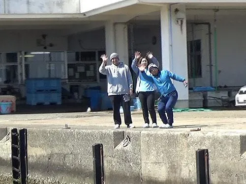 午前船の釣り人に見送られて出船