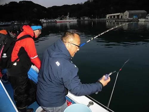 実演を交えて船長からレクチャーしてくれた