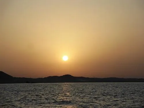 昇る太陽に好釣果を祈る