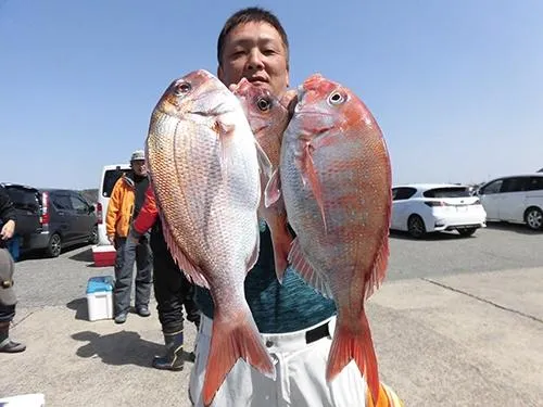 3枚持ちでポーズ
