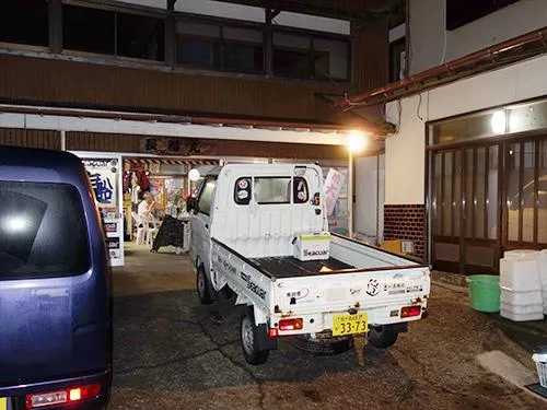 荷物は港まで軽トラで運んでくれる