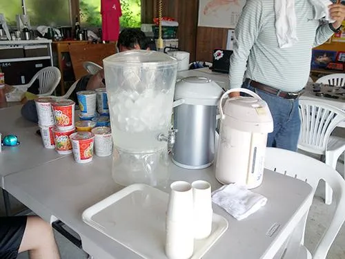 下船後は冷たいお茶とカップラーメンが用意されている