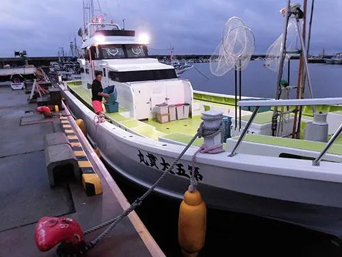 まずは予約数の釣座を船長が準備