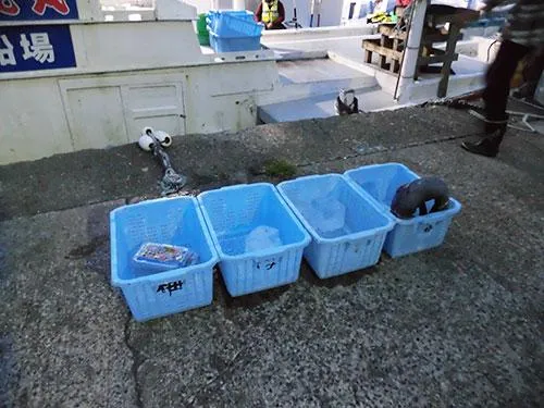 船の前で氷などを受け取っていよいよ乗船