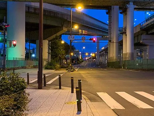 店舗から直進、「港晴2」の信号を超えてすぐに左折
