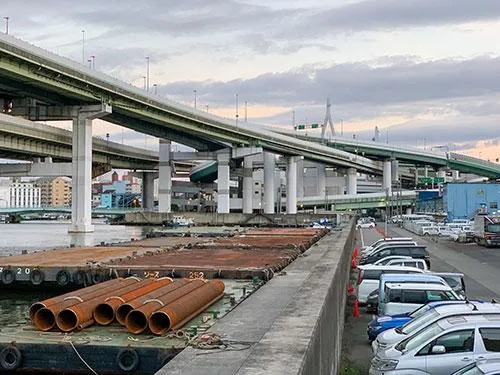 手前に停めてる10数台の車は船釣り。奥に停めているのは渡船利用の車