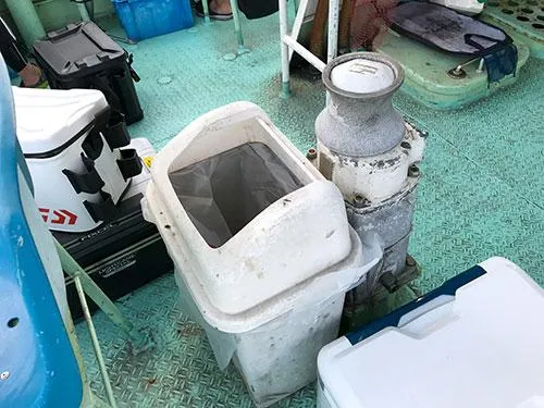 ゴミ箱は船首・船尾の2箇所に設置！