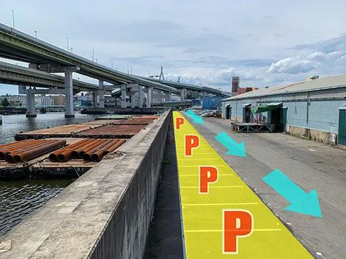 階段のてっぺんから。奥まで続く駐車スペースは圧巻。この道は一方通行なので注意