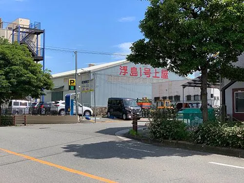 店舗から出船場所へ向かう際、手前の「港晴2」で左折してしまった場合、こちらのコインパーキングがある交差点から駐車場へ入る事が出来る（船釣りのみ）