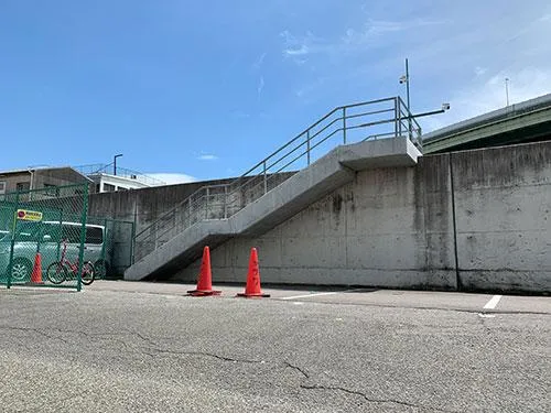 出船場所は駐車場横にあるこちらの階段から