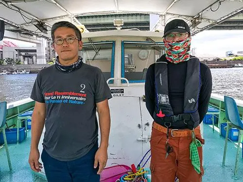 芝船長（左側）と上乗りの坂手さん（右側）