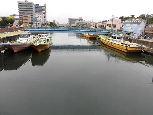 夫婦橋から臨むと右に船宿、両岸に船着場