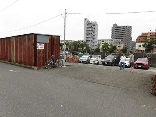 駐車場は徒歩1分もない川沿いにある