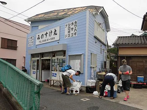 船宿の右側は一時駐車スペース