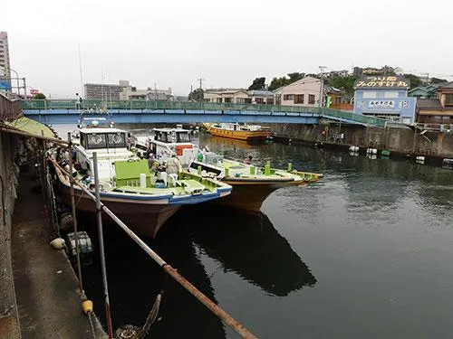 カワハギ船の乗船場所は船宿の対岸