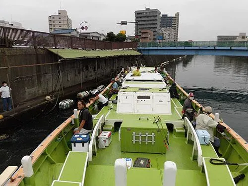 橋をくぐるので、釣り竿を寝かせて出船