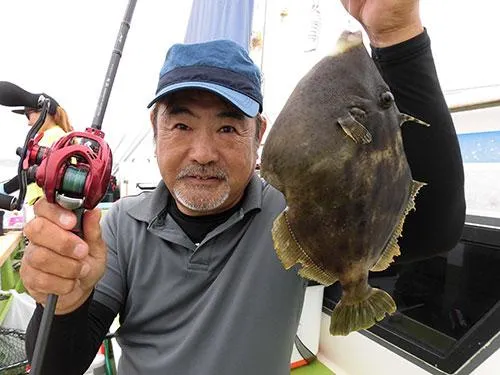 満身創痍の良型、産卵の壮絶さを垣間見る