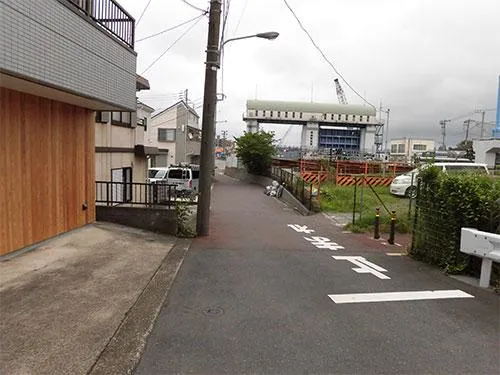 船着場へは川沿いの歩行者専用道で3分ほど