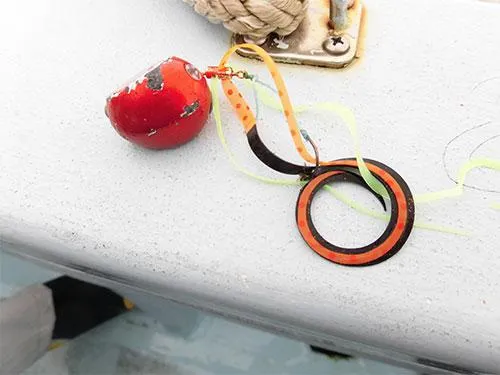 ヒットルアーは100g、独特なネクタイ